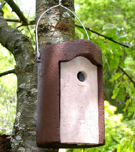 Nichoir à mésange Schwegler 1B en béton de bois installé dans un arbre